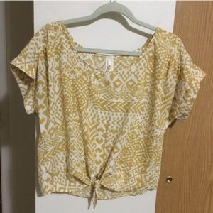 💕5 for $30💕Yellow Patterned Women's Blouse